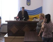 Мати, яка викинула дитину на смітник, - виправдана