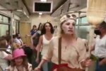 В киевском метро "голые" женщины с метлами призывали пассажиров "раздеться" - "Включите мозги"
