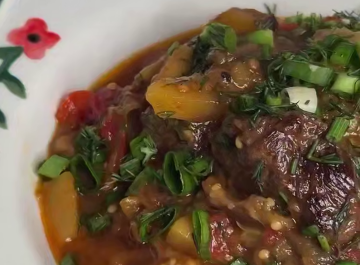 Тушеные овощи с мясом и баклажанами, кадр из видео