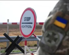 Прикордонники перевіряють документи у чоловіків на кордоні