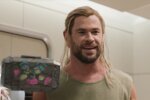 Кріс Хемсворт у ролі Тора, кадр з фільму "Тор: Кохання та грім" від Marvel