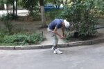 В Харькове наркоман поймал приход возле детской площадки: "Йогой занимается?"