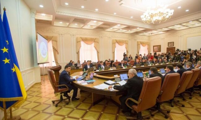 Українців заманюють на держслужбу нечуваною зарплатнею