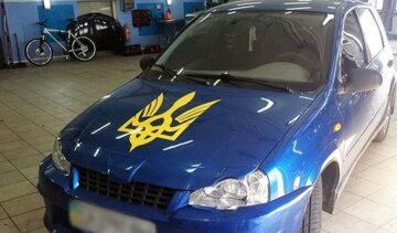 Харківські вандали атакували авто з українською символікою