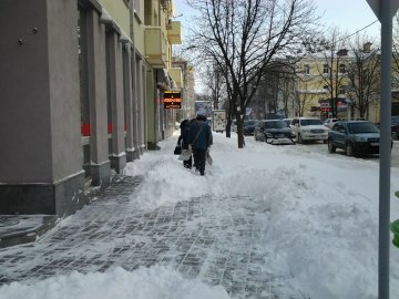 Чавунна решітка за ціною MacBook: харків'яни витирають ноги об свої гроші, самі того не підозрюючи