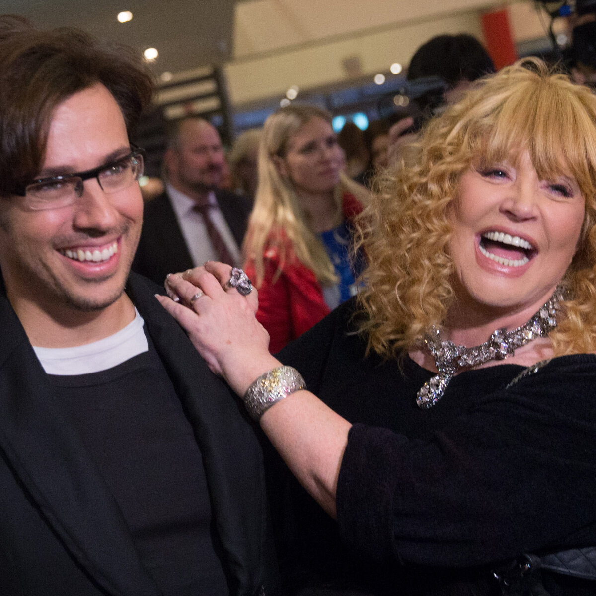 Оның есегінен вибратор шығып тұрды.