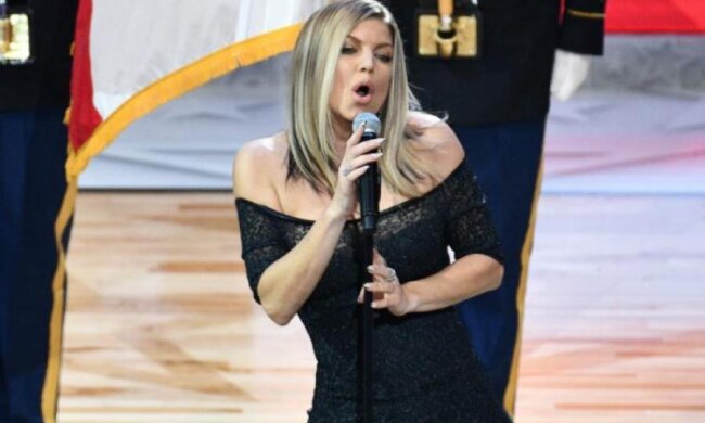 Треба закурити: гімн у виконанні відомої співачки вбив усіх наповал