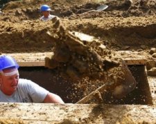 Венгры соревновались в умении копать могилы