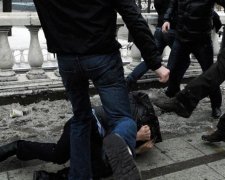 Лужи крови и крики: мужчина устроил поножовщину посреди улицы, десяток пострадавших