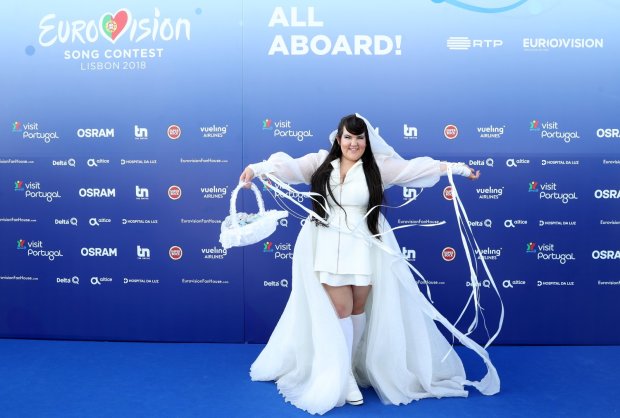 Переможниця Євробачення-2018 показала пишні принади і гарячих подружок: неможливо відірватися