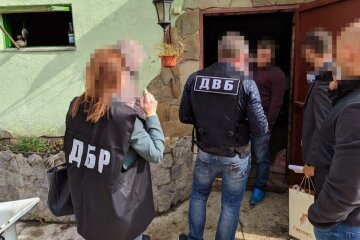 Харківський коп нажився на материнських почуттях — виманив мільйон і вимагав ще