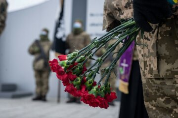 Выстрелы среди немой тишины: воины величественно почтили память павших "киборгов"