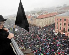Бандера також при ділі: польські жінки масово вийшли на вулиці