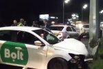 У Києві п'яний таксист Bolt закуняв за кермом і влетів у стовп: "Підбадьорився вином"