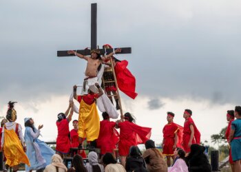 Мужчину распяли на кресте уже в 35-й раз / фото: Reuters