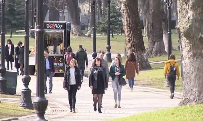Люди на вулицях, скріншот: Youtube