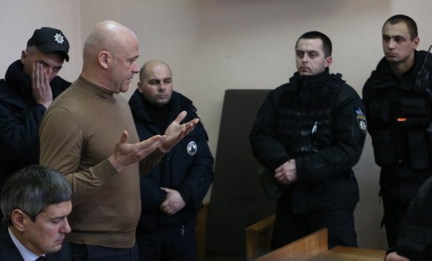 Суд над Трухановым в Одессе: объявить вердикт мэру помешали "мины", люди подозревают неладное