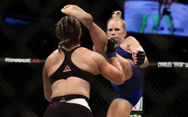 UFC: Холм нокаутировала Коррейю