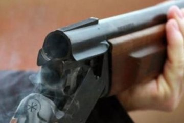 Чоловік з рушниці поранив підлітка за гру петардами