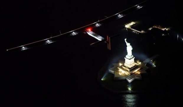 Літак на сонячній енергії приземлився у Нью-Йорку
