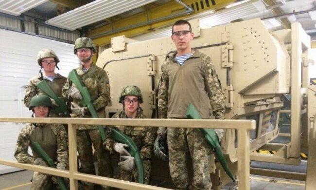 Украинские десантники устроили фотосессию с резиновым оружием