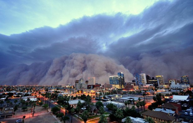 Мегаполис стал жертвой мощного шторма: десятки тысяч жертв, кадры погодного безумия