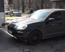 Ями на дорозі. Фото: скрін youtube