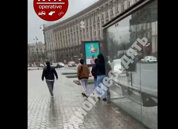 В Киеве ушлые воровки запустили руки в сумочку прохожей - "А в сериалах все красиво!"