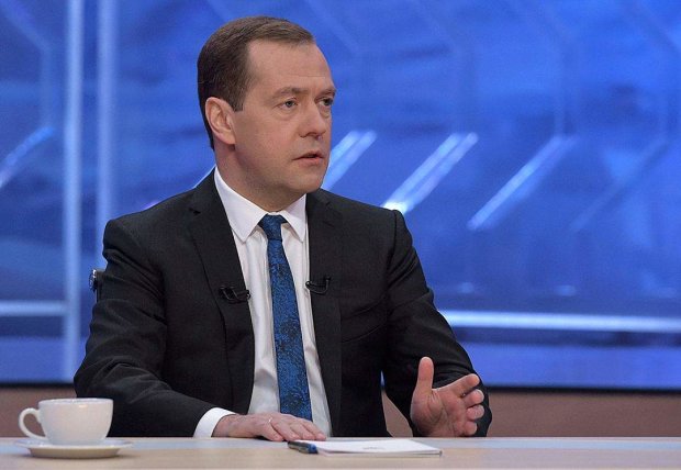 Медведев оконфузился в лифте, пользователи сети смеются до слез: видео