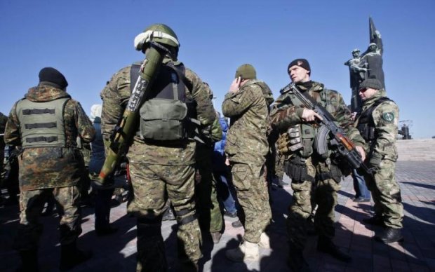 Запанікували: бойовики зганяють до військкоматів всіх чоловіків Луганська