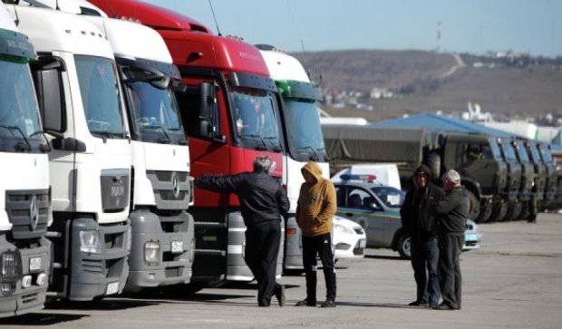 На кримському кордоні стоять більше 70 вантажівок