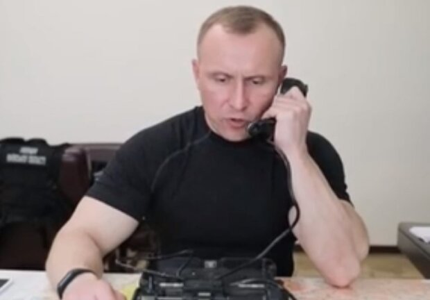 Андрей Небитов и полевой телефон оккупантов: Фото: Facebook