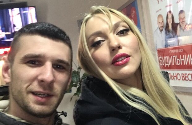 Оля Полякова з шанувальником, фото з Instagram
