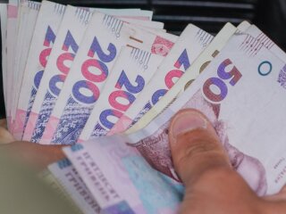 Гривневые купюры и выплаты людям с инвалидностью