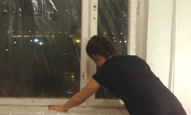 Скотч на окнах, кадр из видео