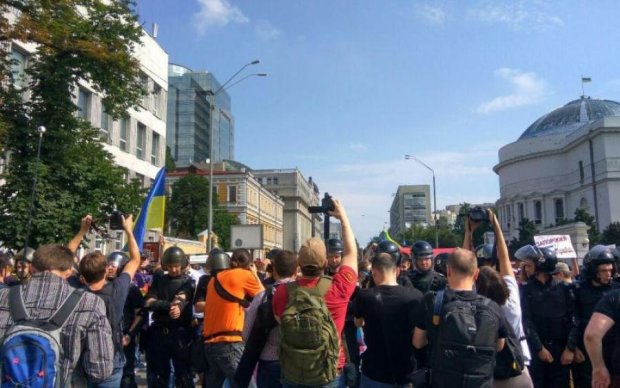 Копы окружили противников Марша равенства: те ответили петардой