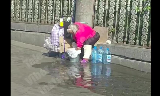У Києві жінка влаштувала "Велике прання" прямо на вулиці: зливала просто під ноги пішоходам