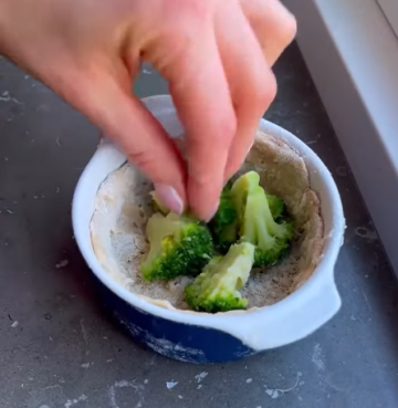 Мінікіші з червоною рибкою та броколі: фото скрін рецепту