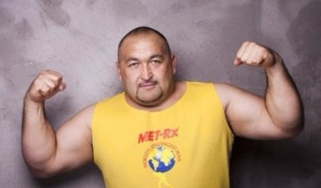 Важка музика: житель Челябінська носить піаніно на спині (відео)