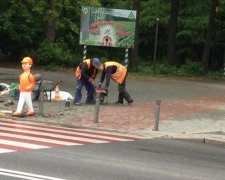 На вотчині Гройсмана водіїв лякають "пішохідні" болванчики