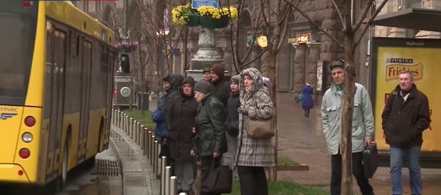 У Харкові розлючені українці трощать трамваї, начхавши на правило "десяти пасажирів"