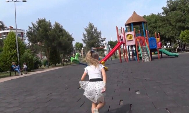 Під Дніпром бабці-фурії відібрали у дітей гойдалки