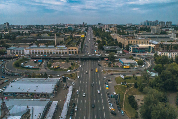 Машини повисли у повітрі: страшна ДТП на мосту паралізувала Київ