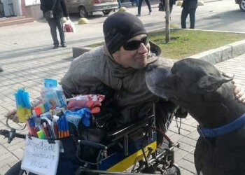 Інвалід-колясочник береться за утилізацію електроприладів, фото: Facebook
