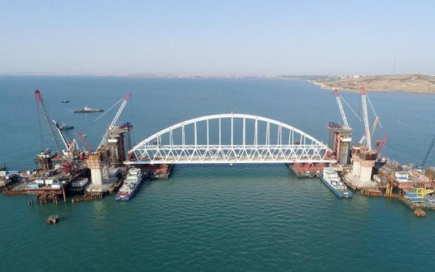 Він взагалі працює? Росія затвердила дивні правила для Кримського моста
