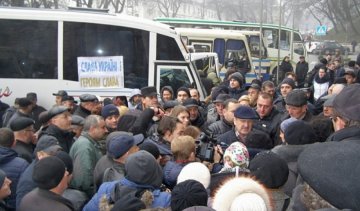 Львовяне, заблокировав дорогу, добились равных условий для перевозчиков (фото, видео)