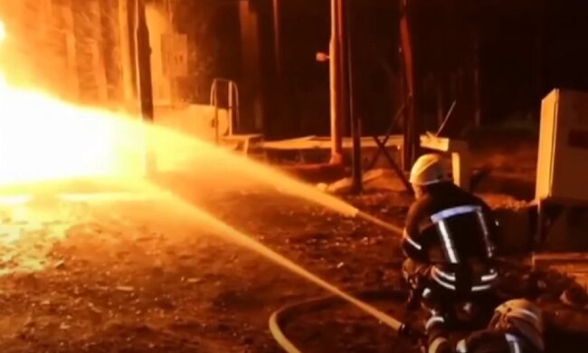 Пожежники тушать пожежу на ТЕЦ. Фото: скриншот з відео