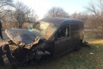 Под Львовом Volkswagen слетел с моста и "искупался" в пруду - окоченевших людей доставали всем миром