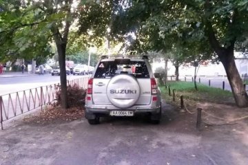 "Герой парковки" оставил пешеходов без тротуара