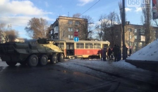 Как БТР протаранил трамвай в Днепропетровске (фото)